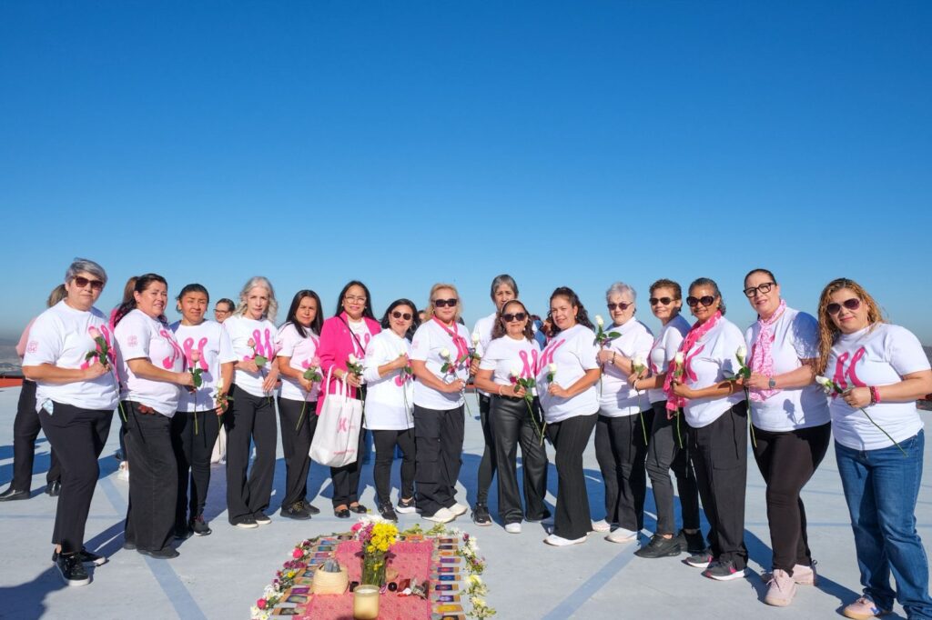Envían desde las alturas mensaje en favor de la lucha contra el Cáncer de Mama