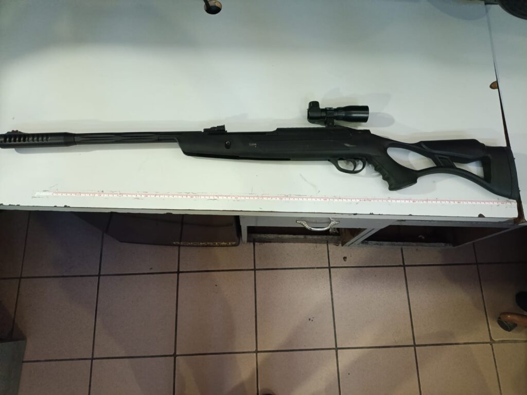 Detienen a hombre por lesionar a vecino con rifle de postas
