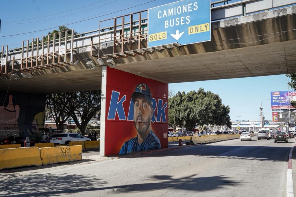 Homenajean a Alejandro Kirk con mural en Tijuana