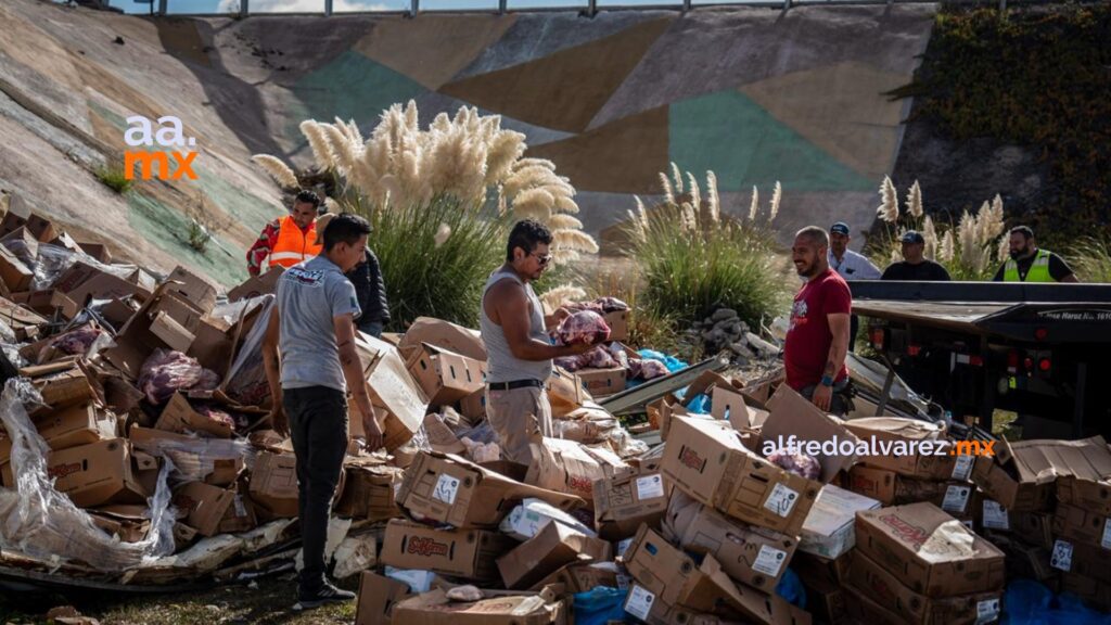 Tráiler que transportaba carne vuelca en Rosarito