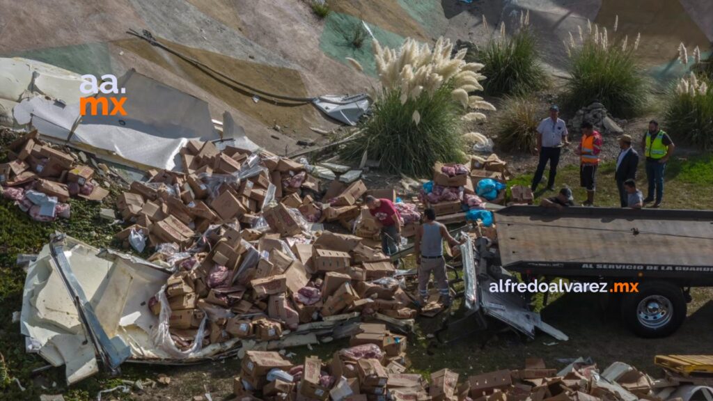 Tráiler que transportaba carne vuelca en Rosarito