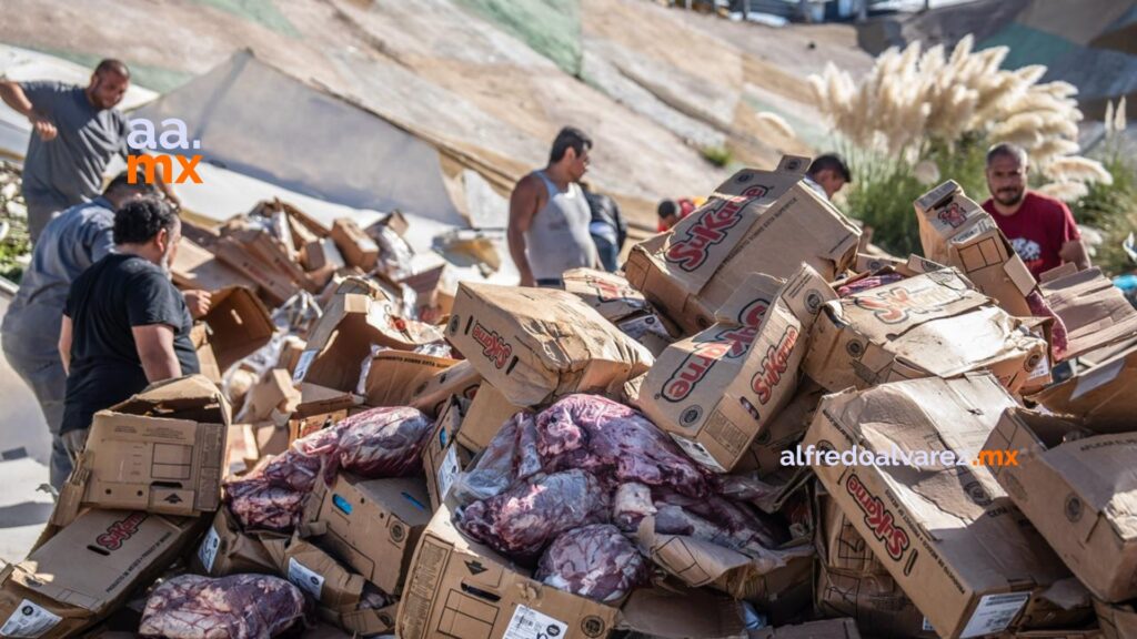 Tráiler que transportaba carne vuelca en Rosarito