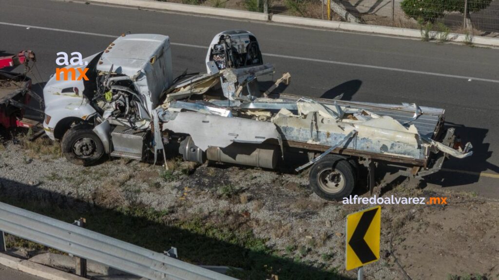 Tráiler que transportaba carne vuelca en Rosarito