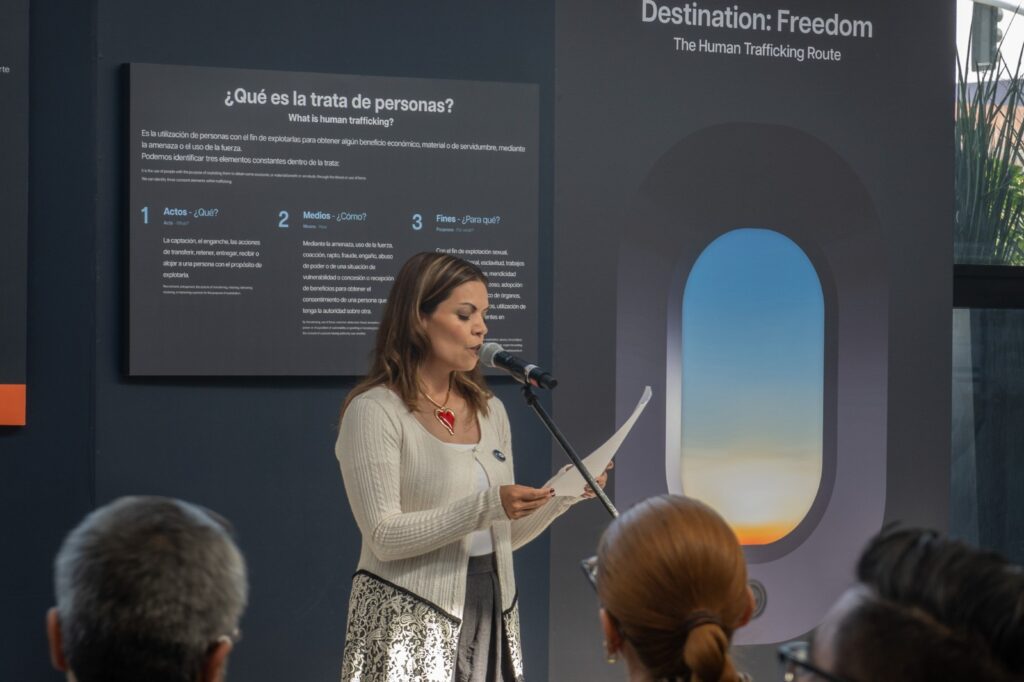 Inauguran en el Aeropuerto Internacional de Tijuana la exposición “Destino: Libertad. La Ruta de la Trata de Personas”