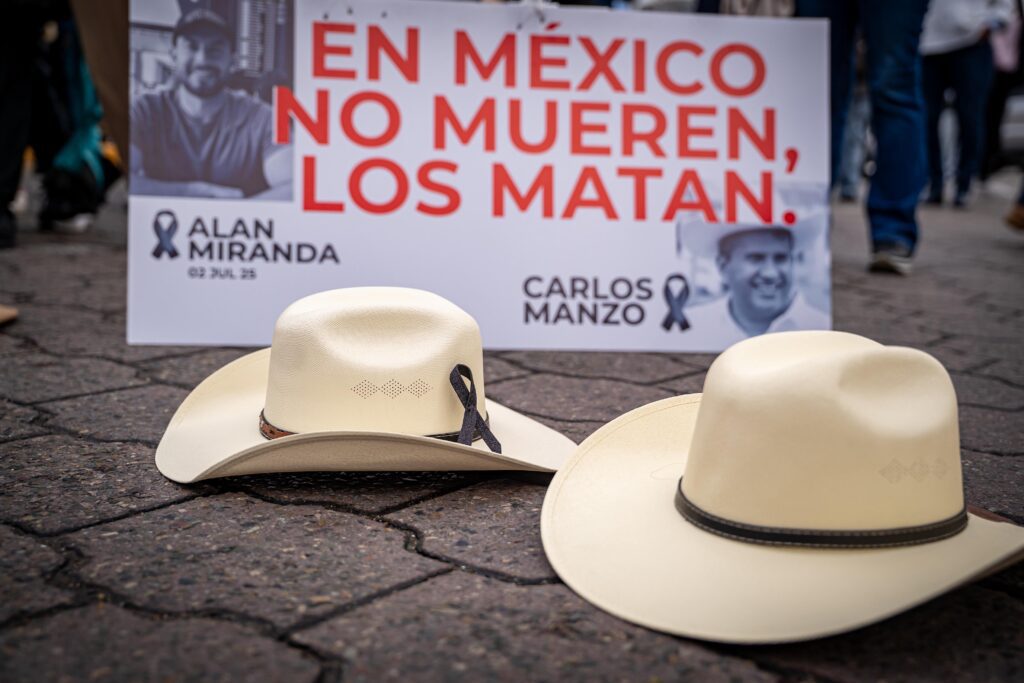 Marcha nacional reúne a cientos en Tijuana; con consignas, sombreros y caballos exigen justicia y paz