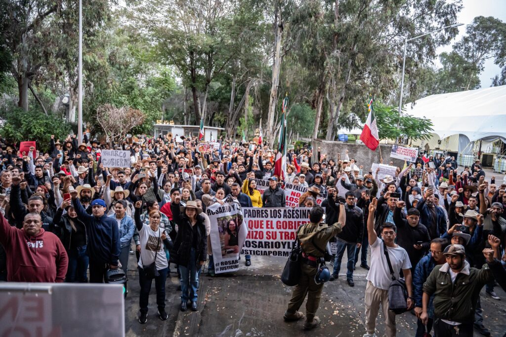 Marcha nacional reúne a cientos en Tijuana; con consignas, sombreros y caballos exigen justicia y paz