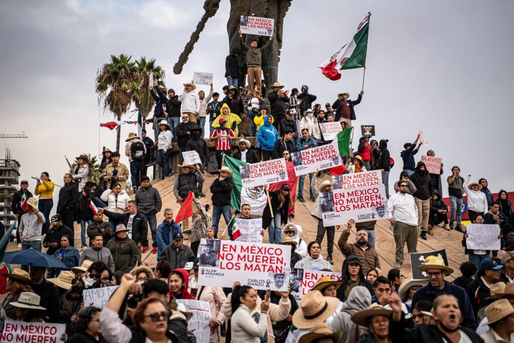 Marcha nacional reúne a cientos en Tijuana; con consignas, sombreros y caballos exigen justicia y paz