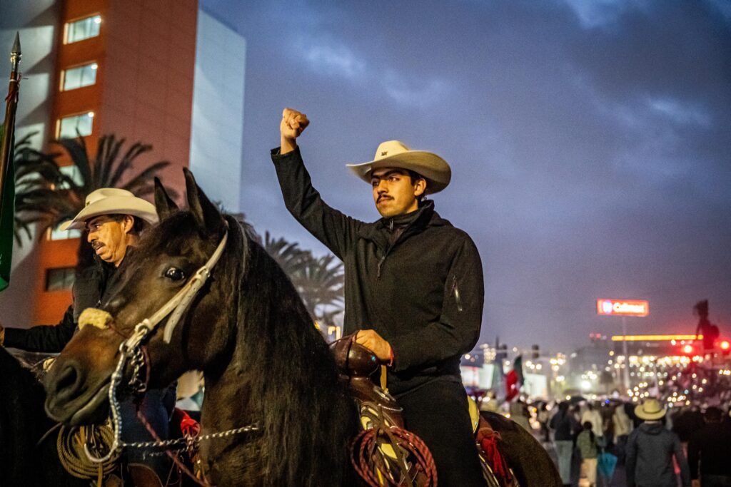 Marcha nacional reúne a cientos en Tijuana; con consignas, sombreros y caballos exigen justicia y paz