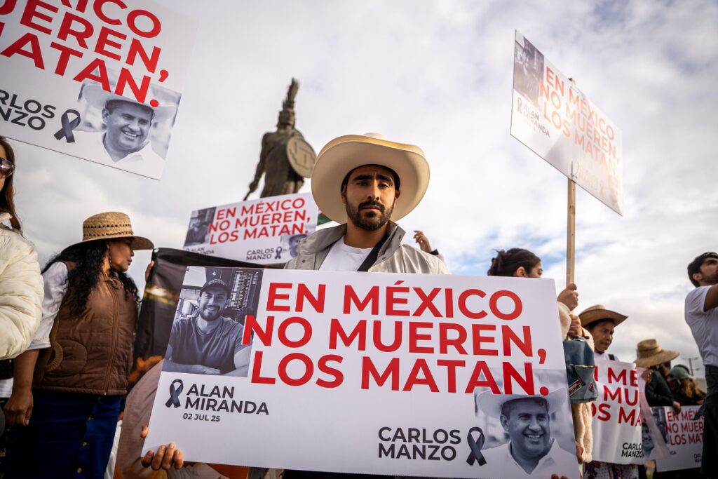 Marcha nacional reúne a cientos en Tijuana; con consignas, sombreros y caballos exigen justicia y paz