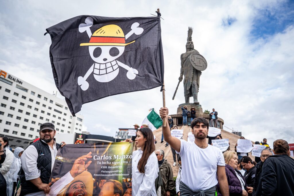 Marcha nacional reúne a cientos en Tijuana; con consignas, sombreros y caballos exigen justicia y paz