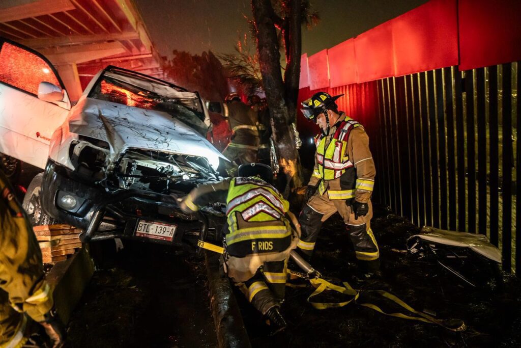 Hombre queda prensado tras volcadura en la avenida Internacional; lluvias dificultan su rescate