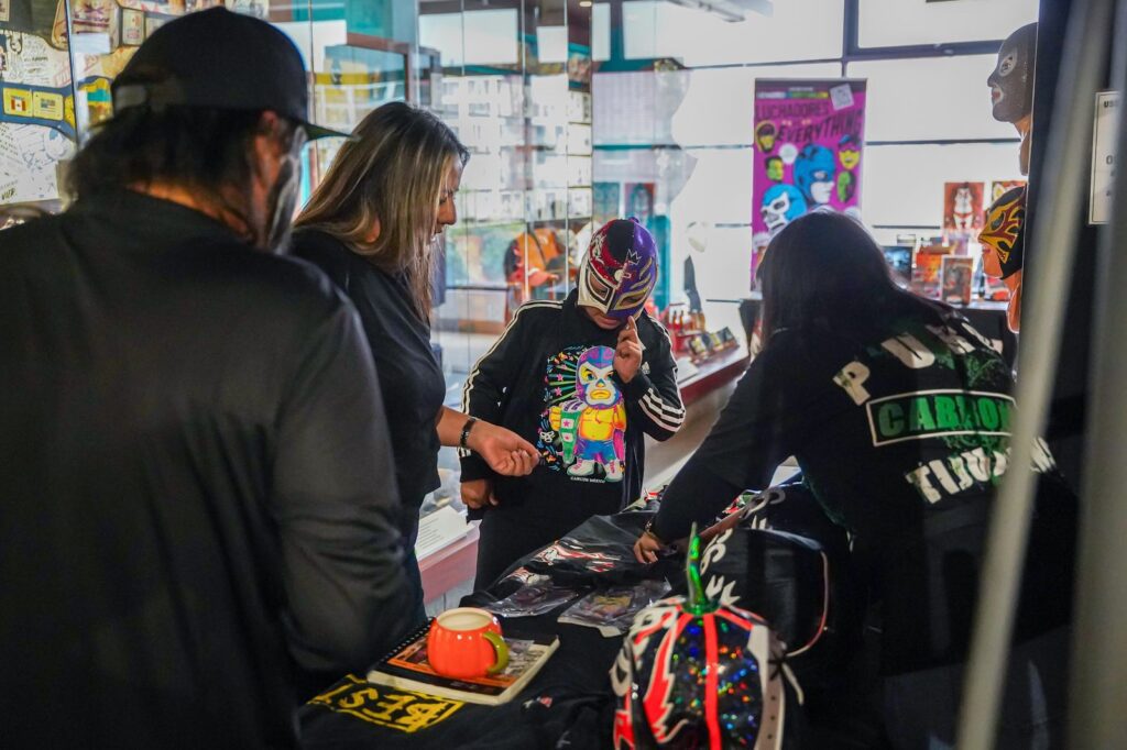 Expo Lucharte reúne a aficionados y leyendas de la lucha libre en Tijuana