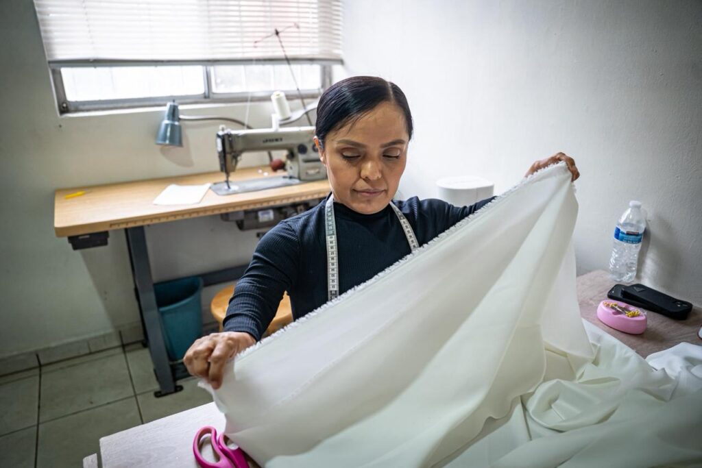 Mimy la diseñadora que da vida a los vestidos de novia en Tijuana