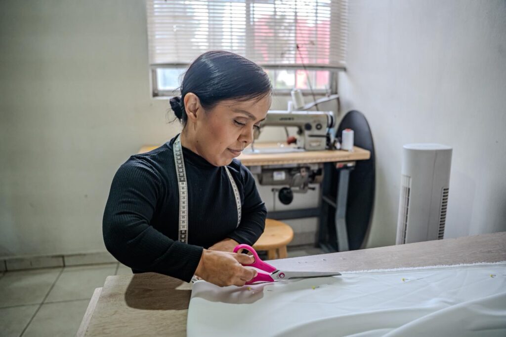 Mimy la diseñadora que da vida a los vestidos de novia en Tijuana