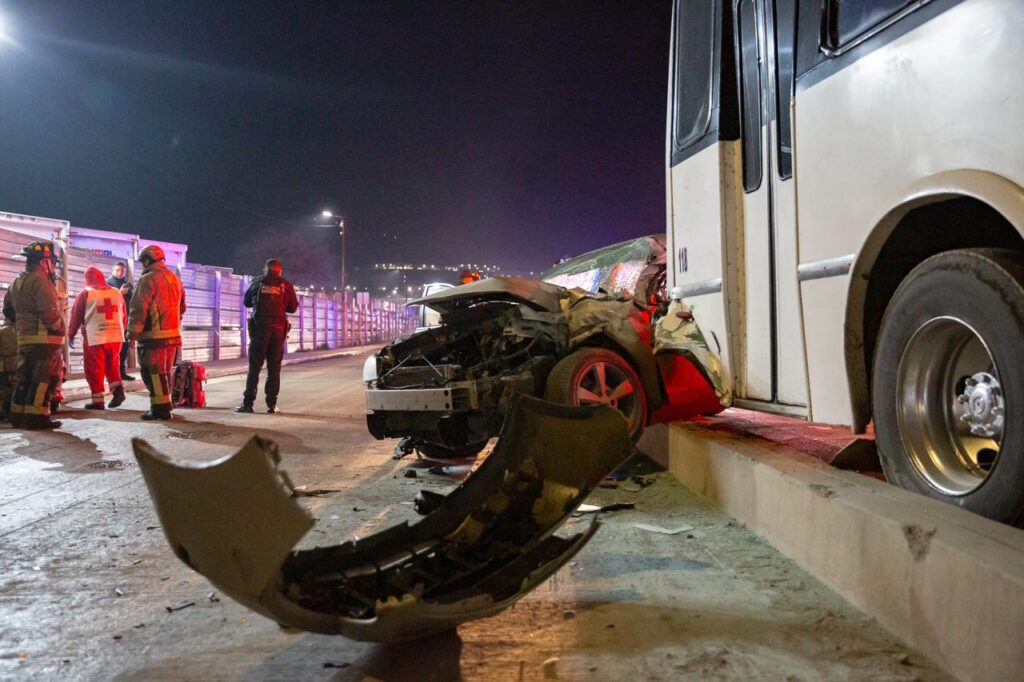 Choque entre camión y Chevrolet en el Corredor 2000 deja una mujer lesionada