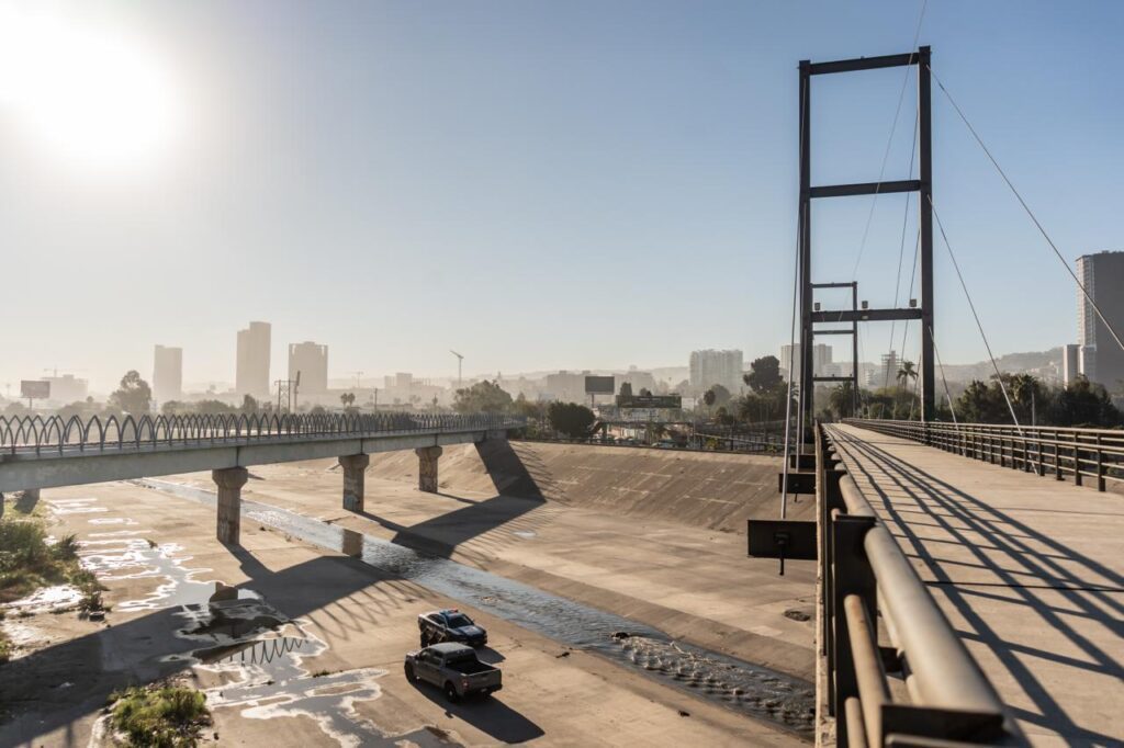 Localizan a una persona sin vida en la canalización del Río Tijuana