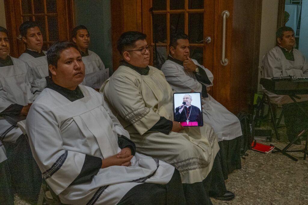 Misa por el Arzobispo Francisco Moreno Barrón reúne a la comunidad en Tijuana Misa por el Arzobispo Francisco Moreno Barrón reúne a la comunidad en Tijuana