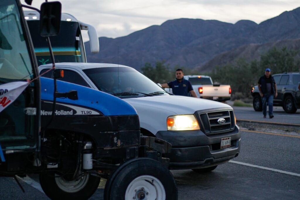 Bloqueo en Baja California por agricultores cierra carretera a San Felipe