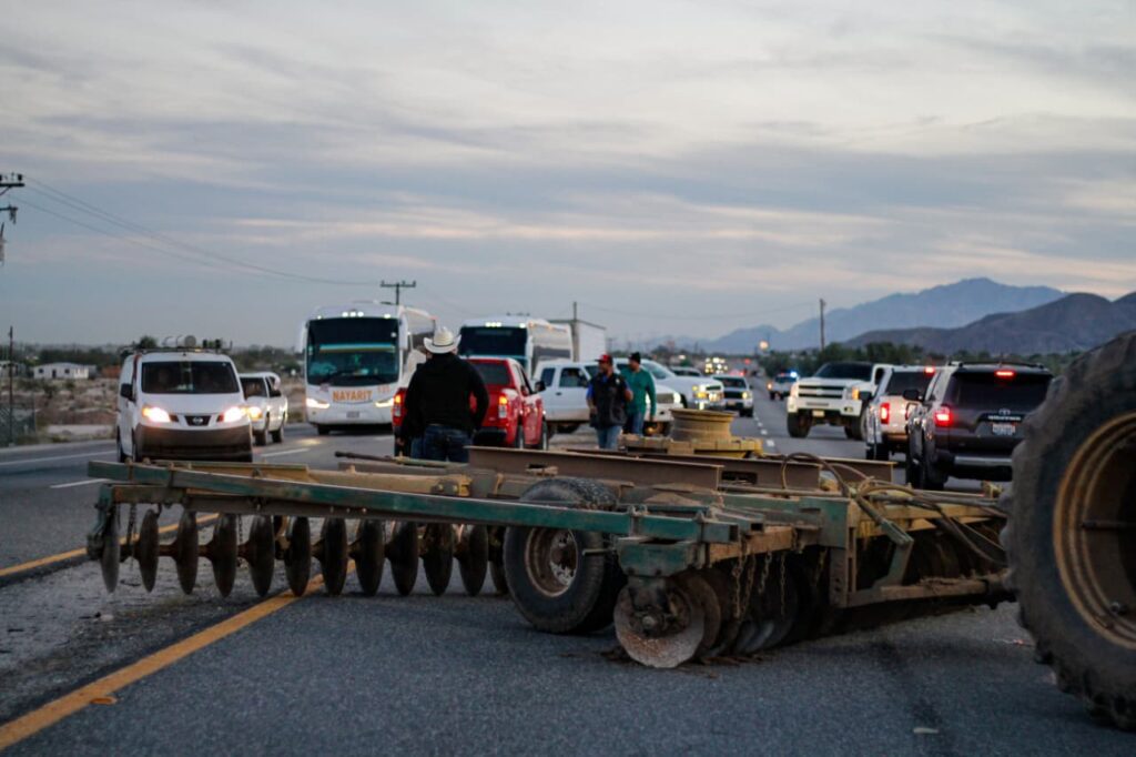 Bloqueo en Baja California por agricultores cierra carretera a San Felipe