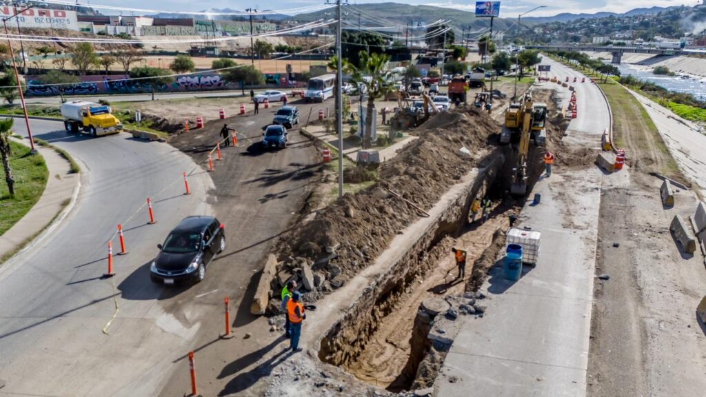 Cierran tramo de Vía Rápida Oriente por socavón en Tijuana