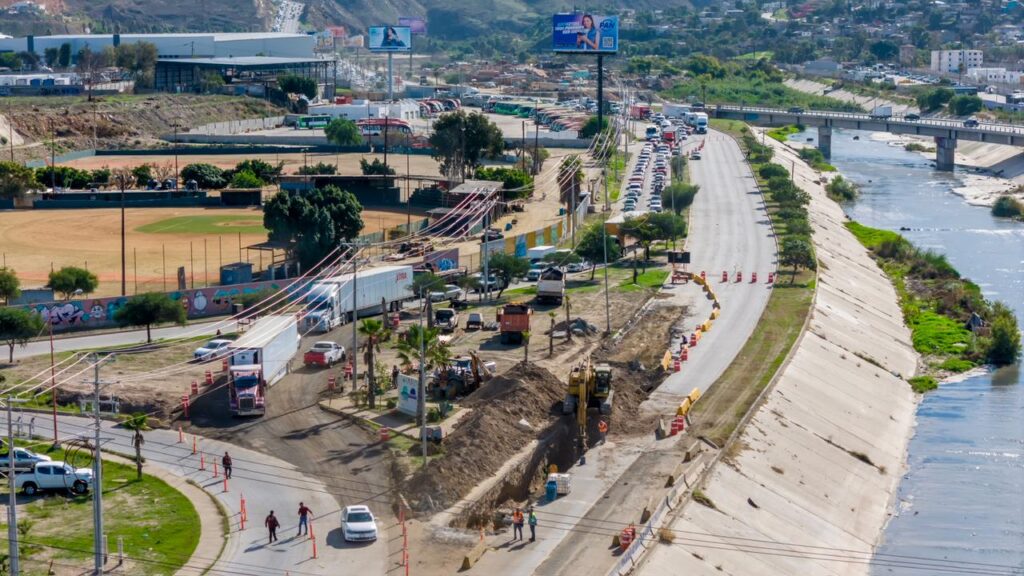 Cierran tramo de Vía Rápida Oriente por socavón en Tijuana