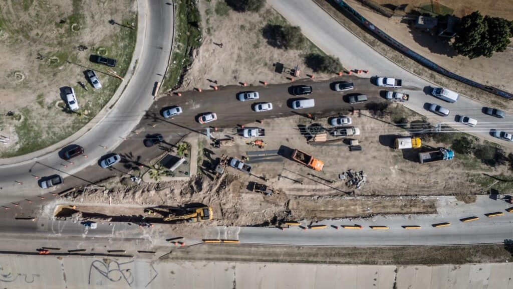 Cierran tramo de Vía Rápida Oriente por socavón en Tijuana
