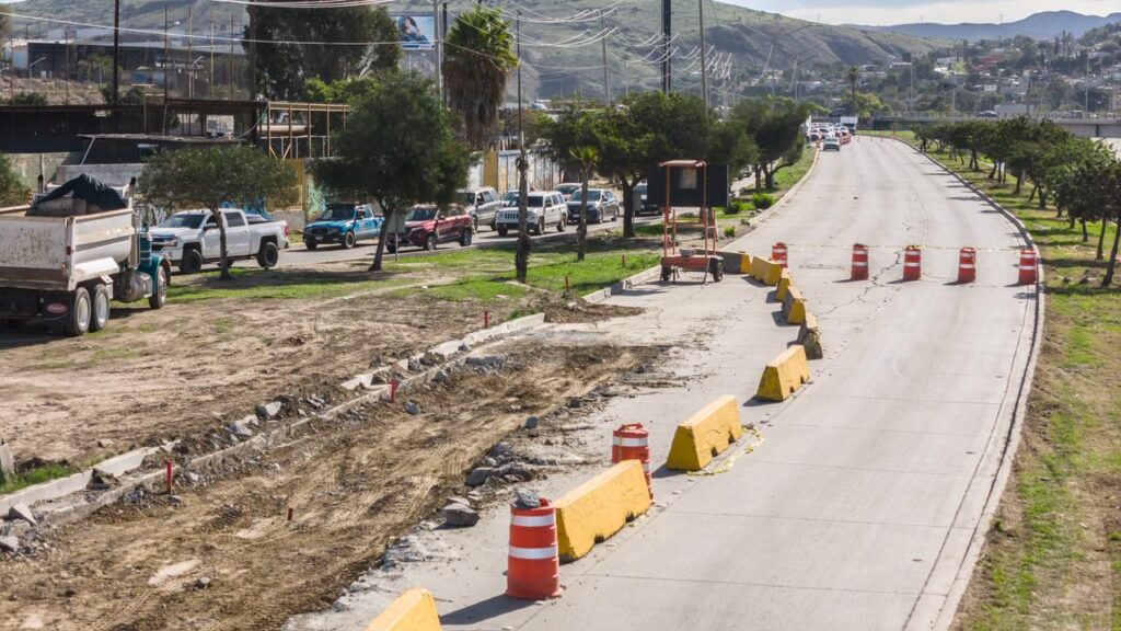 Cierran tramo de Vía Rápida Oriente por socavón en Tijuana