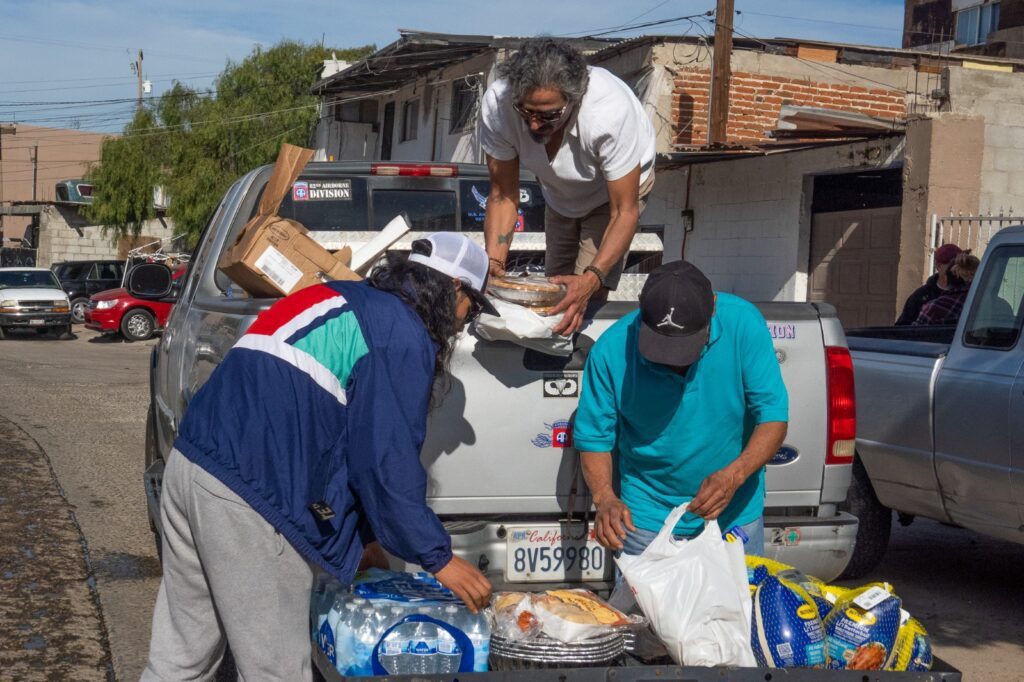 Veteranos deportados en Tijuana reciben pavos por Acción de Gracias