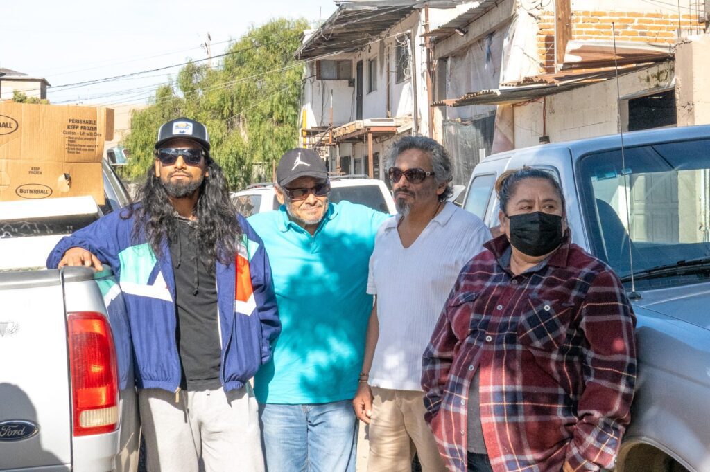 Veteranos deportados en Tijuana reciben pavos por Acción de Gracias