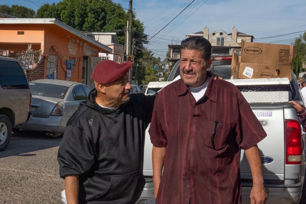Veteranos deportados en Tijuana reciben pavos por Acción de Gracias