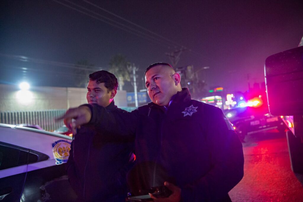 Camión de personal se embanca en el puente de la 5 y 10 en Tijuana