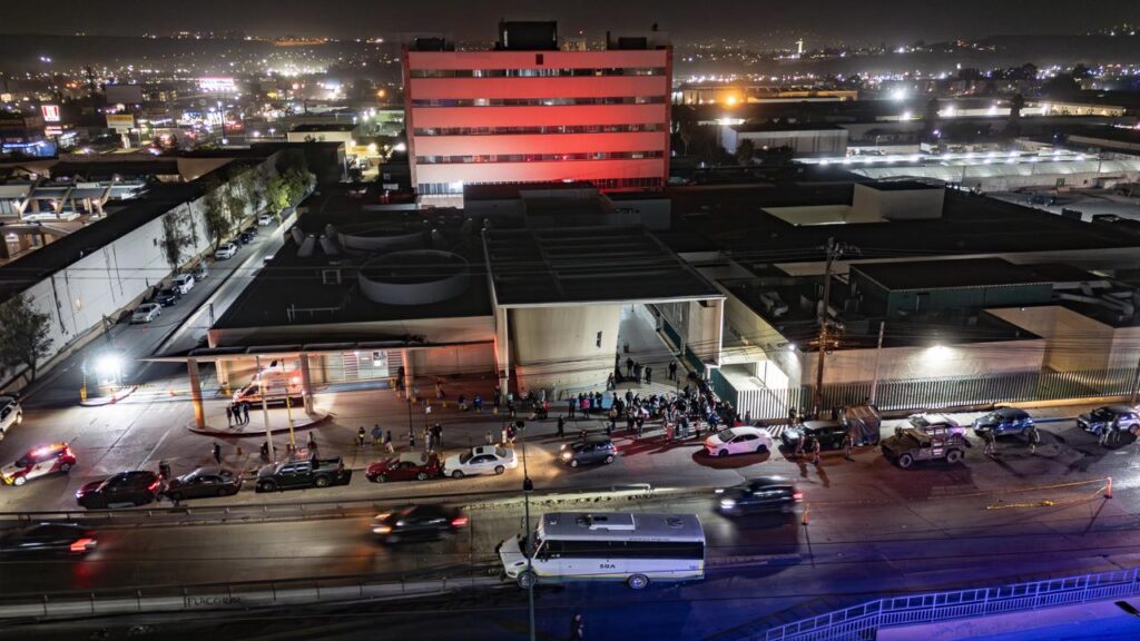 Camión de personal se embanca en el puente de la 5 y 10 en Tijuana