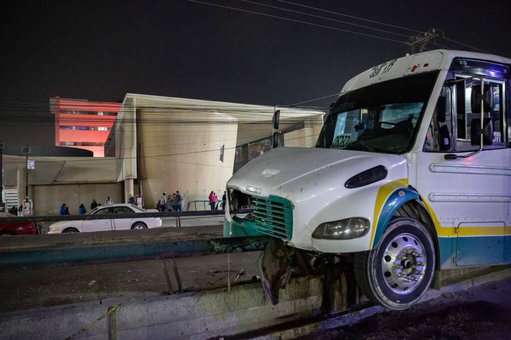 Camión de personal se embanca en el puente de la 5 y 10 en Tijuana