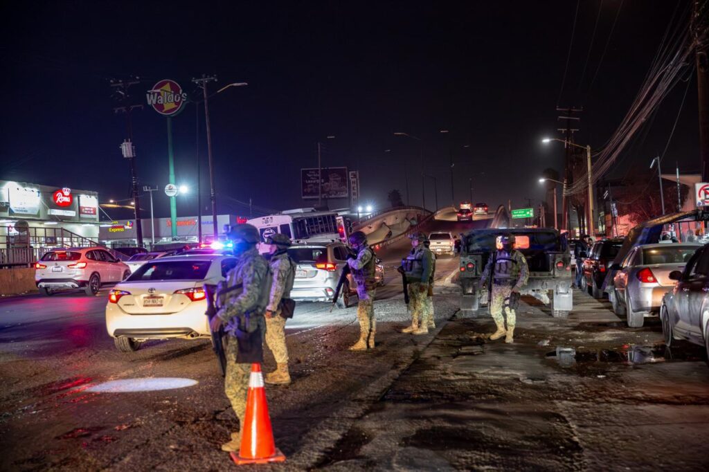 Camión de personal se embanca en el puente de la 5 y 10 en Tijuana