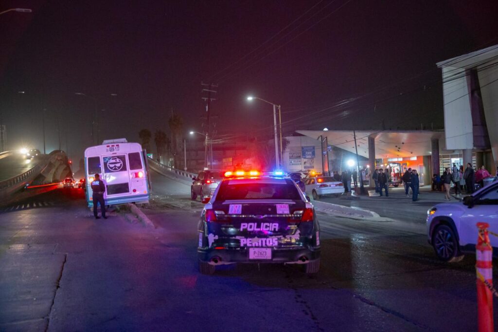 Camión de personal se embanca en el puente de la 5 y 10 en Tijuana