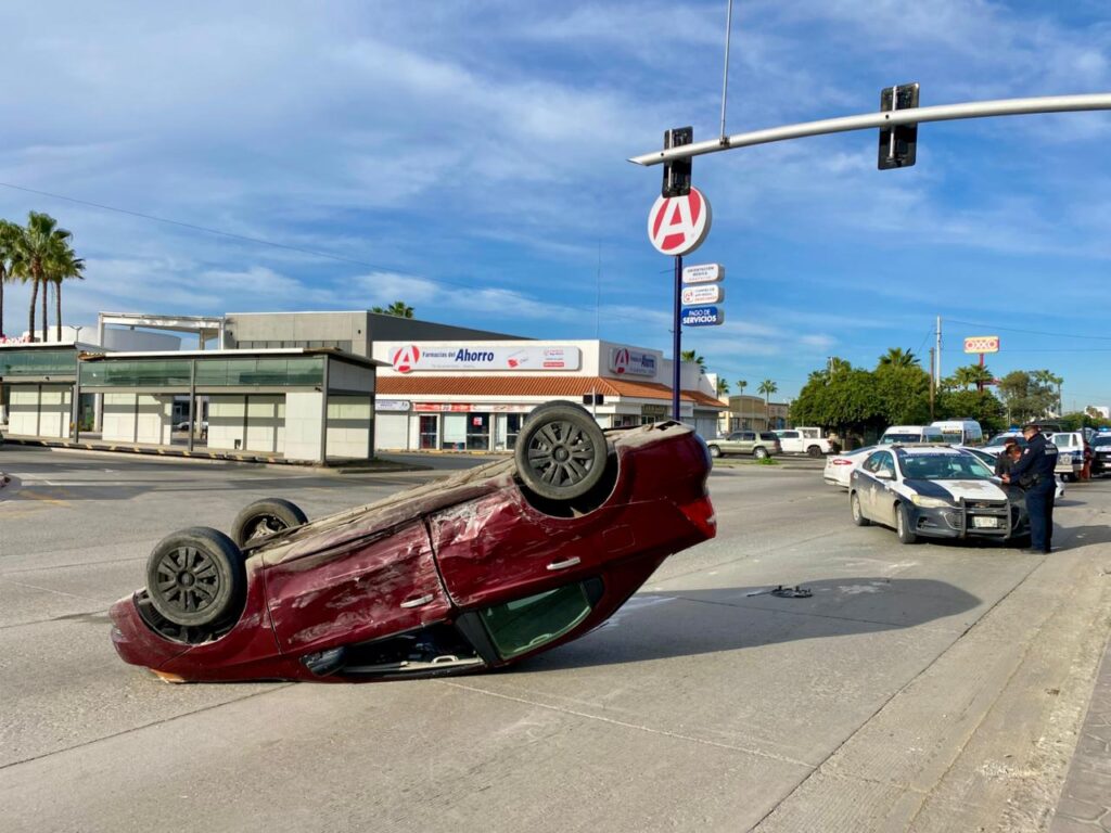 Choque en bulevar Insurgentes por exceso de velocidad deja daños en Los Álamos