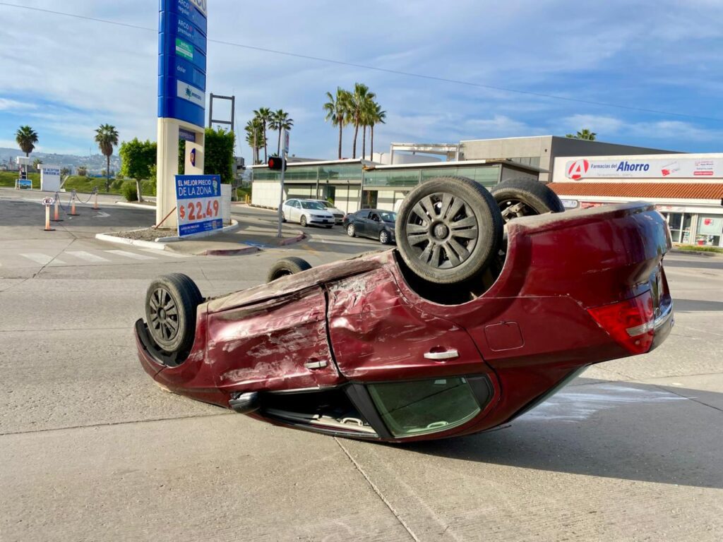 Choque en bulevar Insurgentes por exceso de velocidad deja daños en Los Álamos