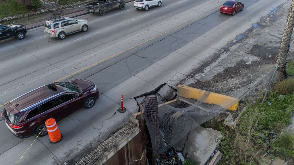 Nuevo socavón en Vía Rápida Oriente provoca caos vial cerca de Palacio Municipal