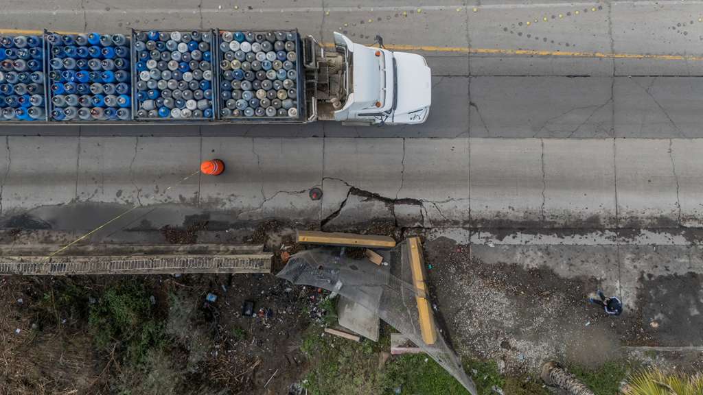 Nuevo socavón en Vía Rápida Oriente provoca caos vial cerca de Palacio Municipal