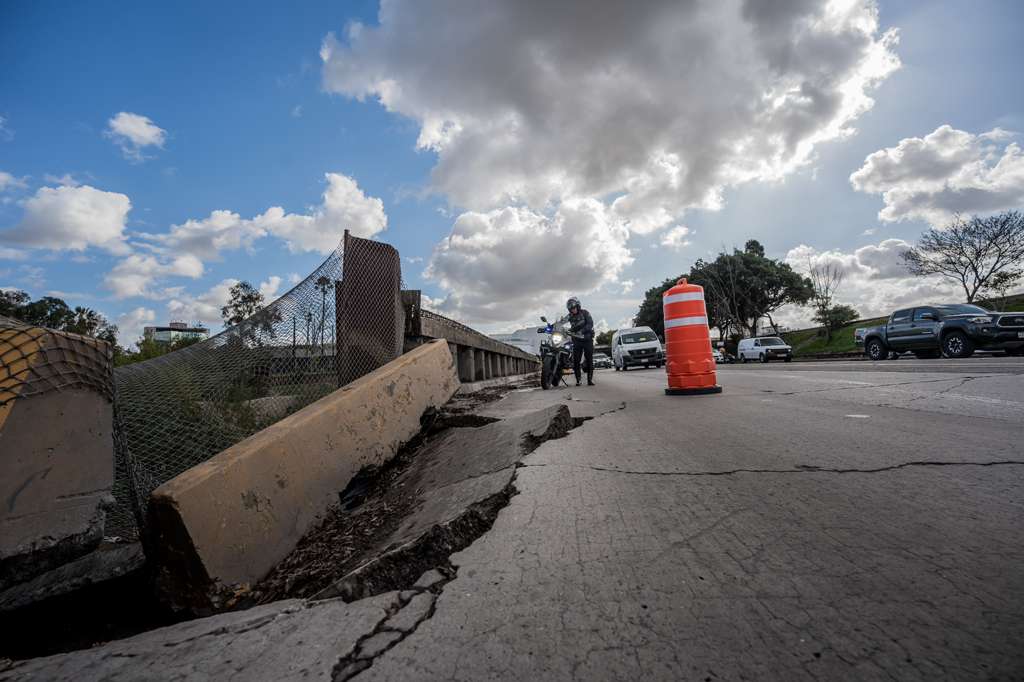 Nuevo socavón en Vía Rápida Oriente provoca caos vial cerca de Palacio Municipal