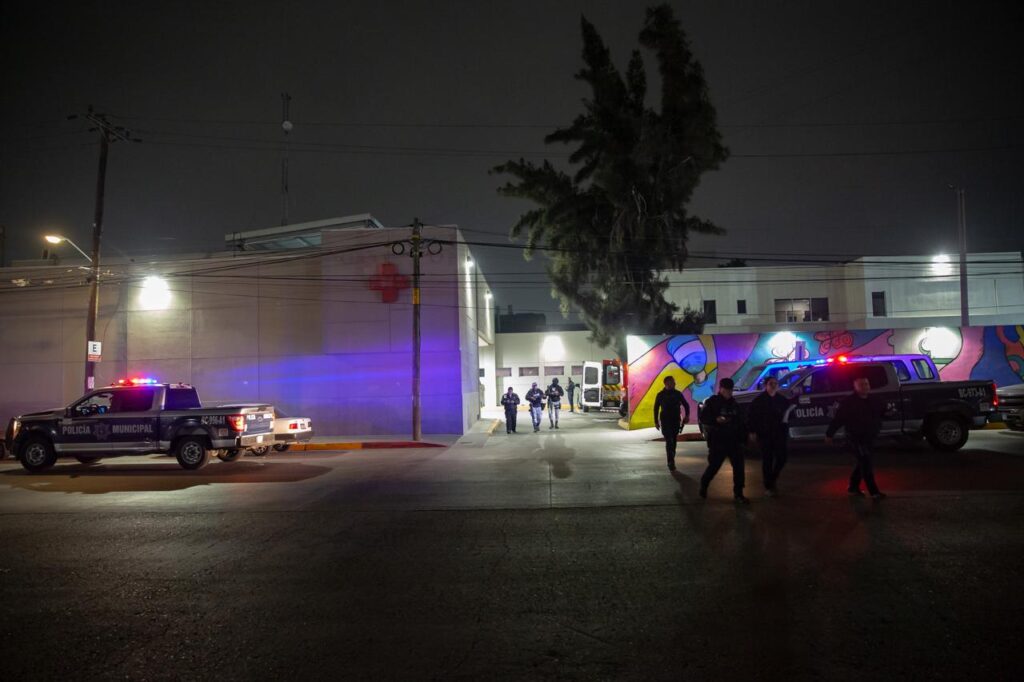 Pareja atacada a balazos tras salir del penal de La Mesa; mujer grave
