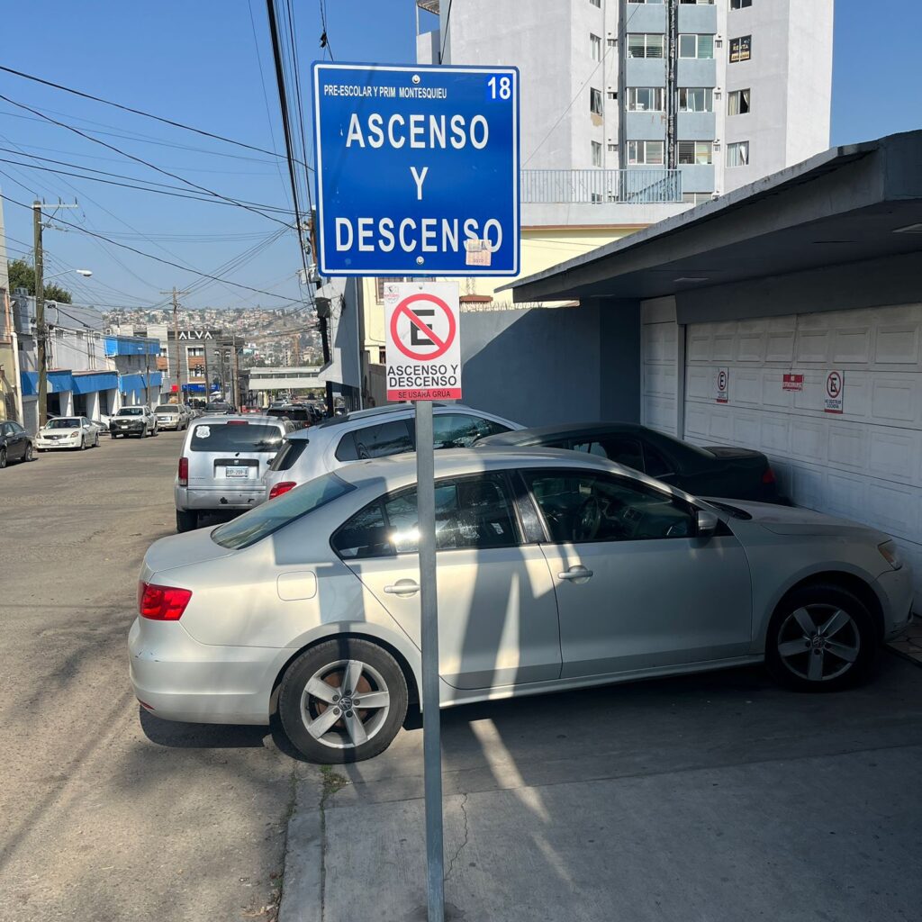 Instituto Montesquieu obstruye banqueta en Las Palmas y vecinos exigen respeto