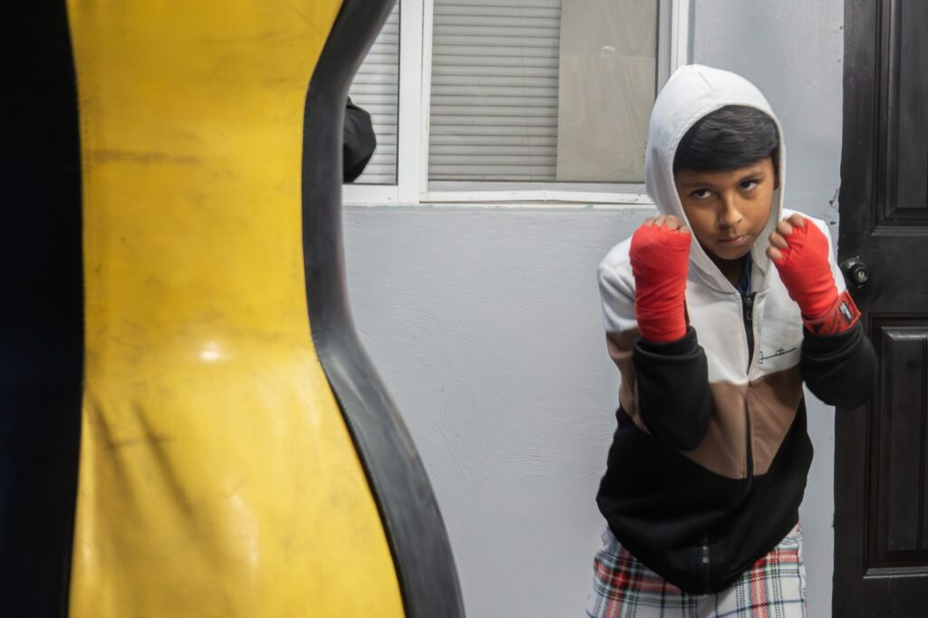 Boxeadora tijuanense inspira a la niñez y busca ser campeona mundial