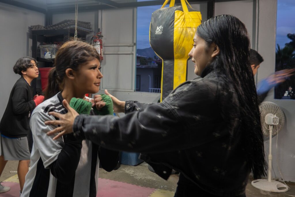 Boxeadora tijuanense inspira a la niñez y busca ser campeona mundial
