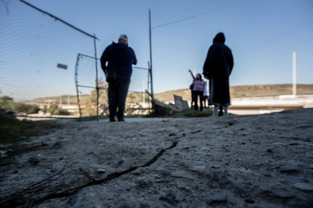 Evacúan viviendas por deslizamiento en la colonia Libertad