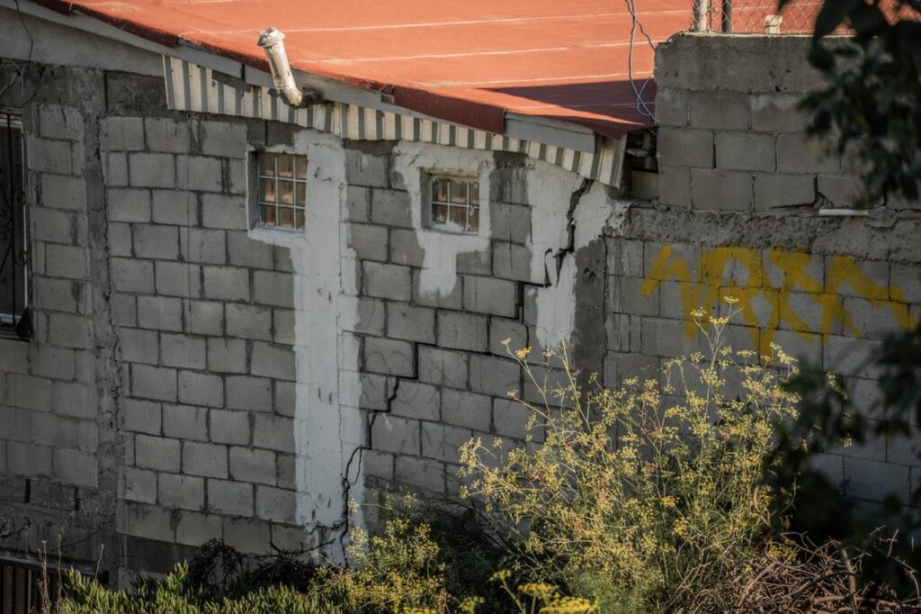 Evacúan viviendas por deslizamiento en la colonia Libertad