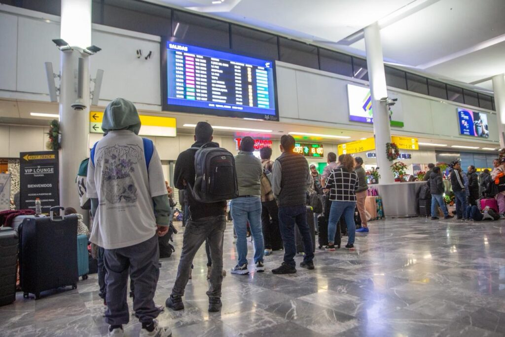 Pasajeros varados en el Aeropuerto Internacional de Tijuana por neblina