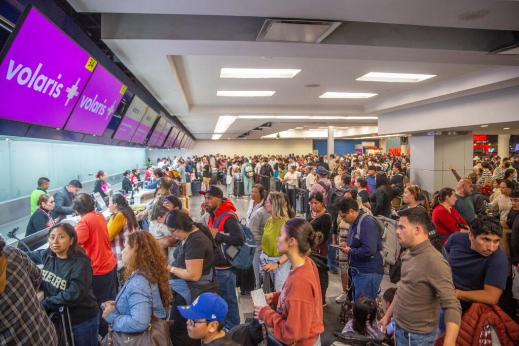 Pasajeros varados en el Aeropuerto Internacional de Tijuana por neblina