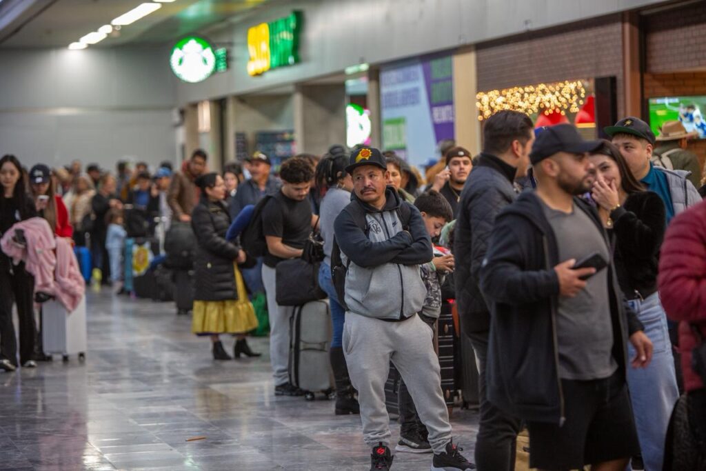 Pasajeros varados en el Aeropuerto Internacional de Tijuana por neblina