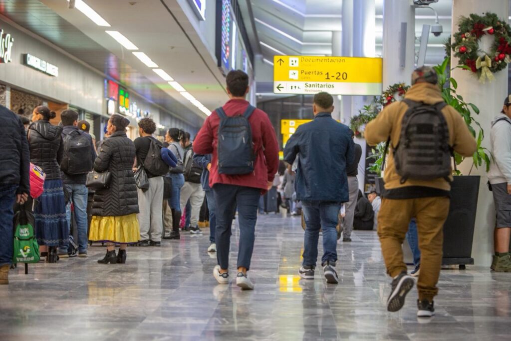 Pasajeros varados en el Aeropuerto Internacional de Tijuana por neblina